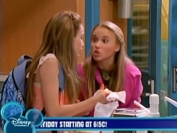 miley-cyrus_dot_com-hannahmontana-ep1caps191 - Hannah Montana episode 01 - Lilly do you want to know a secret