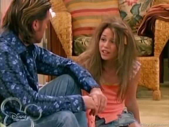 miley-cyrus_dot_com-hannahmontana-ep1caps249 - Hannah Montana episode 01 - Lilly do you want to know a secret