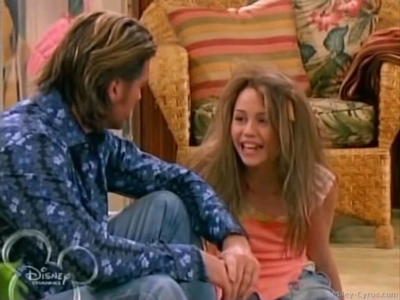 miley-cyrus_dot_com-hannahmontana-ep1caps253 - Hannah Montana episode 01 - Lilly do you want to know a secret