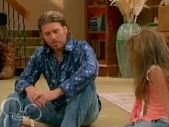 miley-cyrus_dot_com-hannahmontana-ep1caps259 - Hannah Montana episode 01 - Lilly do you want to know a secret
