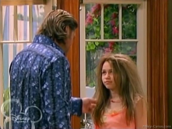 miley-cyrus_dot_com-hannahmontana-ep1caps264 - Hannah Montana episode 01 - Lilly do you want to know a secret