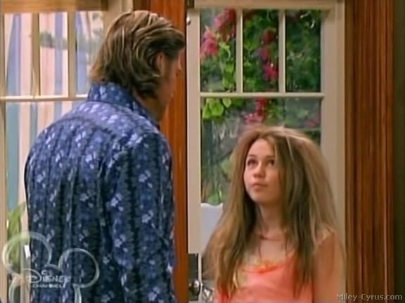 miley-cyrus_dot_com-hannahmontana-ep1caps266 - Hannah Montana episode 01 - Lilly do you want to know a secret