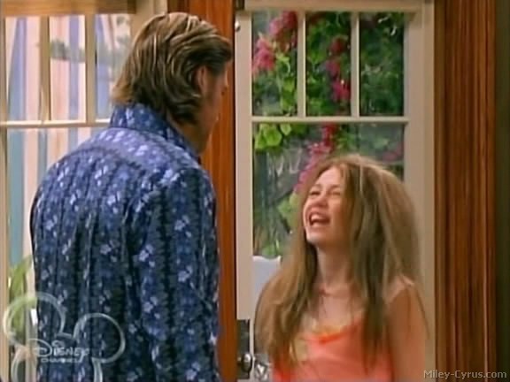 miley-cyrus_dot_com-hannahmontana-ep1caps267 - Hannah Montana episode 01 - Lilly do you want to know a secret
