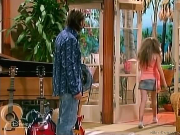 miley-cyrus_dot_com-hannahmontana-ep1caps268 - Hannah Montana episode 01 - Lilly do you want to know a secret