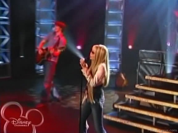 miley-cyrus_dot_com-hannahmontana-ep1caps270 - Hannah Montana episode 01 - Lilly do you want to know a secret