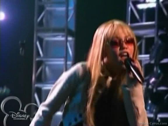 miley-cyrus_dot_com-hannahmontana-ep1caps282 - Hannah Montana episode 01 - Lilly do you want to know a secret