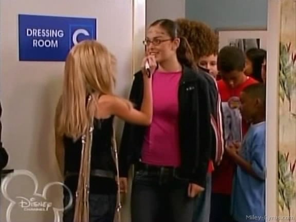 miley-cyrus_dot_com-hannahmontana-ep1caps287 - Hannah Montana episode 01 - Lilly do you want to know a secret