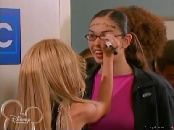 miley-cyrus_dot_com-hannahmontana-ep1caps289 - Hannah Montana episode 01 - Lilly do you want to know a secret