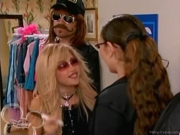 miley-cyrus_dot_com-hannahmontana-ep1caps290 - Hannah Montana episode 01 - Lilly do you want to know a secret