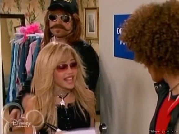 miley-cyrus_dot_com-hannahmontana-ep1caps291 - Hannah Montana episode 01 - Lilly do you want to know a secret