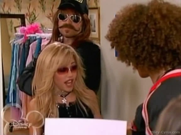 miley-cyrus_dot_com-hannahmontana-ep1caps292 - Hannah Montana episode 01 - Lilly do you want to know a secret