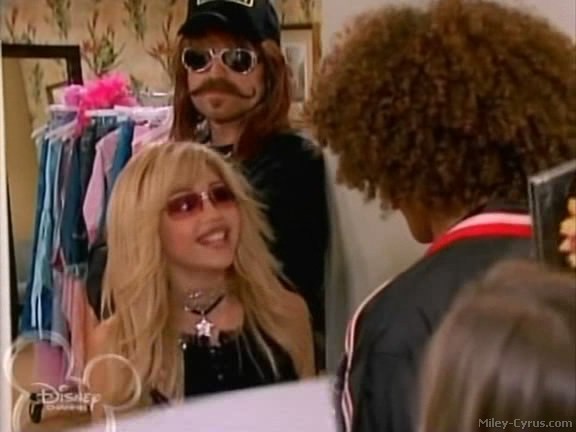 miley-cyrus_dot_com-hannahmontana-ep1caps293 - Hannah Montana episode 01 - Lilly do you want to know a secret