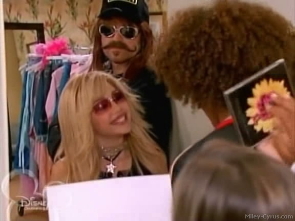 miley-cyrus_dot_com-hannahmontana-ep1caps294 - Hannah Montana episode 01 - Lilly do you want to know a secret