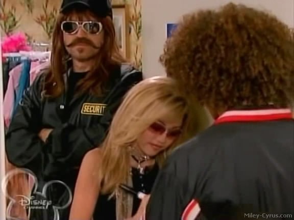 miley-cyrus_dot_com-hannahmontana-ep1caps298 - Hannah Montana episode 01 - Lilly do you want to know a secret