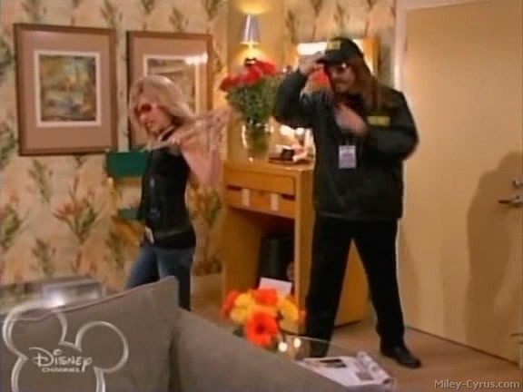 miley-cyrus_dot_com-hannahmontana-ep1caps309 - Hannah Montana episode 01 - Lilly do you want to know a secret