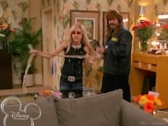 miley-cyrus_dot_com-hannahmontana-ep1caps310 - Hannah Montana episode 01 - Lilly do you want to know a secret