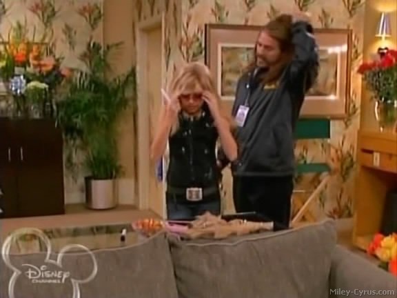miley-cyrus_dot_com-hannahmontana-ep1caps311 - Hannah Montana episode 01 - Lilly do you want to know a secret