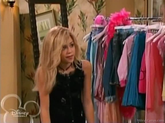 miley-cyrus_dot_com-hannahmontana-ep1caps321 - Hannah Montana episode 01 - Lilly do you want to know a secret