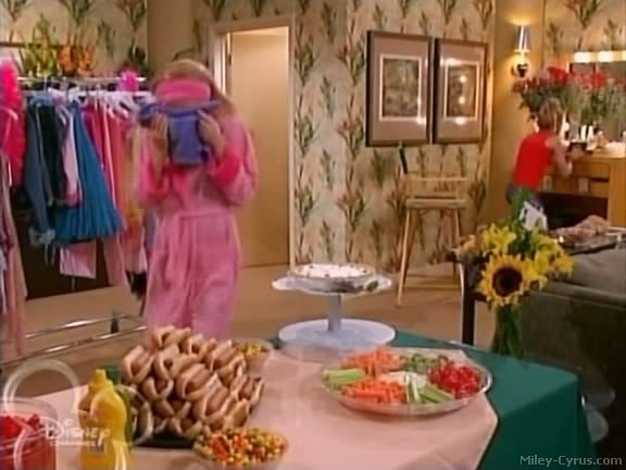 miley-cyrus_dot_com-hannahmontana-ep1caps325 - Hannah Montana episode 01 - Lilly do you want to know a secret