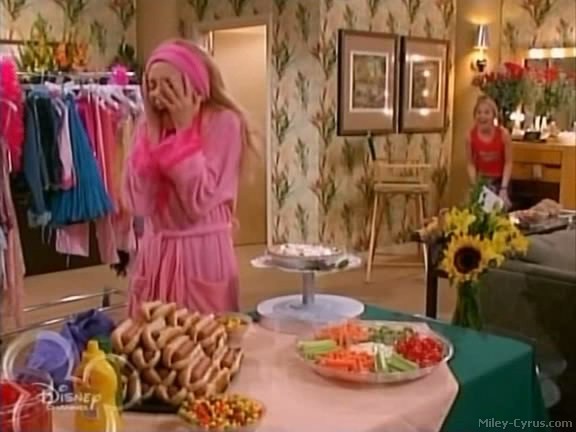 miley-cyrus_dot_com-hannahmontana-ep1caps326 - Hannah Montana episode 01 - Lilly do you want to know a secret