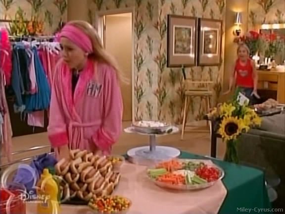 miley-cyrus_dot_com-hannahmontana-ep1caps327 - Hannah Montana episode 01 - Lilly do you want to know a secret