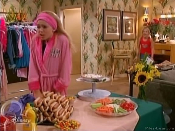 miley-cyrus_dot_com-hannahmontana-ep1caps328 - Hannah Montana episode 01 - Lilly do you want to know a secret