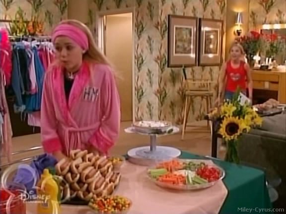 miley-cyrus_dot_com-hannahmontana-ep1caps329 - Hannah Montana episode 01 - Lilly do you want to know a secret