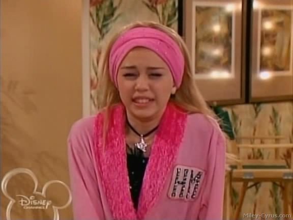 miley-cyrus_dot_com-hannahmontana-ep1caps334 - Hannah Montana episode 01 - Lilly do you want to know a secret