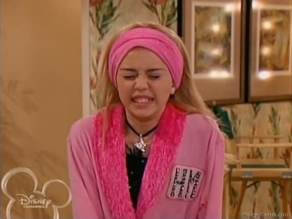 miley-cyrus_dot_com-hannahmontana-ep1caps335 - Hannah Montana episode 01 - Lilly do you want to know a secret