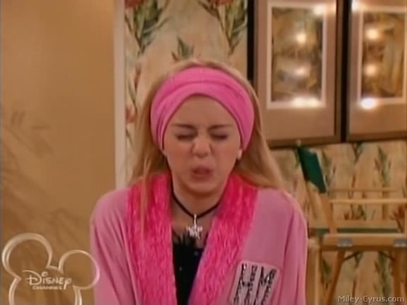 miley-cyrus_dot_com-hannahmontana-ep1caps336 - Hannah Montana episode 01 - Lilly do you want to know a secret