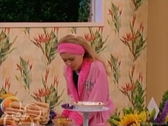 miley-cyrus_dot_com-hannahmontana-ep1caps338 - Hannah Montana episode 01 - Lilly do you want to know a secret