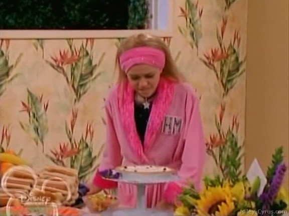 miley-cyrus_dot_com-hannahmontana-ep1caps339 - Hannah Montana episode 01 - Lilly do you want to know a secret