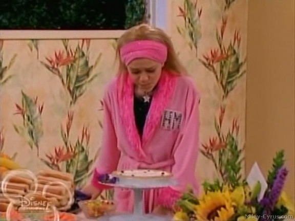 miley-cyrus_dot_com-hannahmontana-ep1caps340 - Hannah Montana episode 01 - Lilly do you want to know a secret