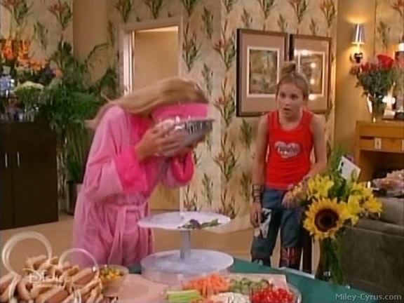 miley-cyrus_dot_com-hannahmontana-ep1caps348 - Hannah Montana episode 01 - Lilly do you want to know a secret