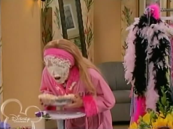 miley-cyrus_dot_com-hannahmontana-ep1caps349 - Hannah Montana episode 01 - Lilly do you want to know a secret