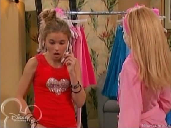 miley-cyrus_dot_com-hannahmontana-ep1caps368 - Hannah Montana episode 01 - Lilly do you want to know a secret