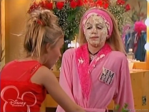 miley-cyrus_dot_com-hannahmontana-ep1caps374 - Hannah Montana episode 01 - Lilly do you want to know a secret