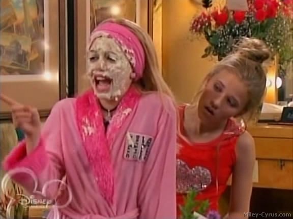 miley-cyrus_dot_com-hannahmontana-ep1caps385 - Hannah Montana episode 01 - Lilly do you want to know a secret