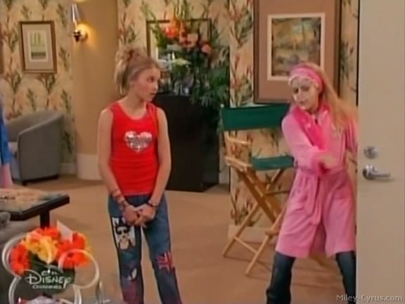 miley-cyrus_dot_com-hannahmontana-ep1caps402 - Hannah Montana episode 01 - Lilly do you want to know a secret