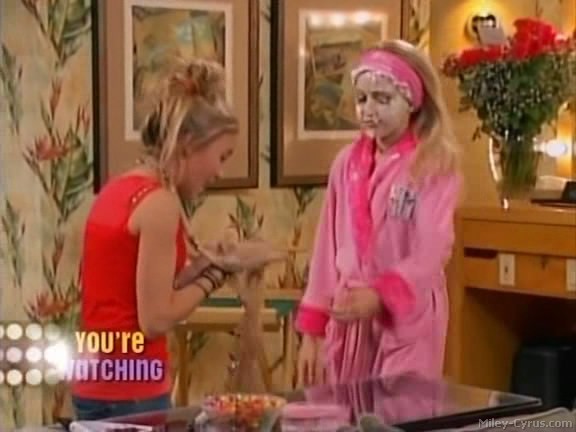 miley-cyrus_dot_com-hannahmontana-ep1caps412 - Hannah Montana episode 01 - Lilly do you want to know a secret