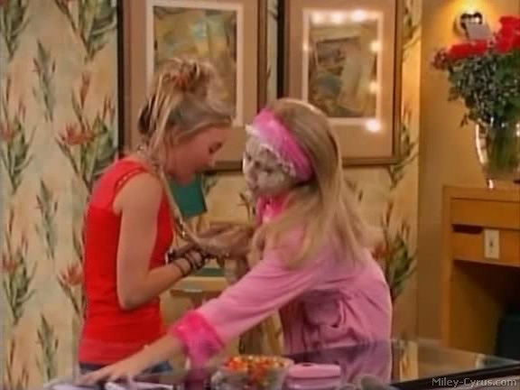 miley-cyrus_dot_com-hannahmontana-ep1caps413 - Hannah Montana episode 01 - Lilly do you want to know a secret