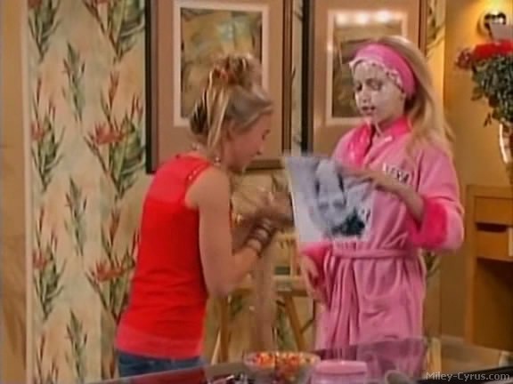 miley-cyrus_dot_com-hannahmontana-ep1caps414 - Hannah Montana episode 01 - Lilly do you want to know a secret