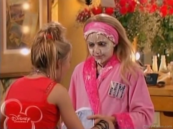 miley-cyrus_dot_com-hannahmontana-ep1caps415 - Hannah Montana episode 01 - Lilly do you want to know a secret