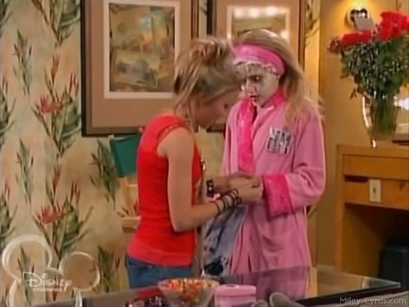 miley-cyrus_dot_com-hannahmontana-ep1caps416 - Hannah Montana episode 01 - Lilly do you want to know a secret