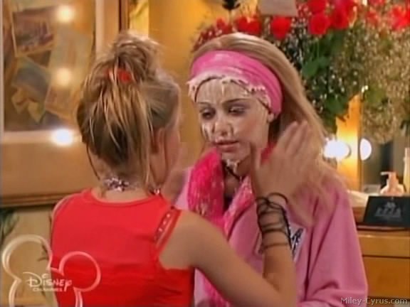 miley-cyrus_dot_com-hannahmontana-ep1caps419 - Hannah Montana episode 01 - Lilly do you want to know a secret