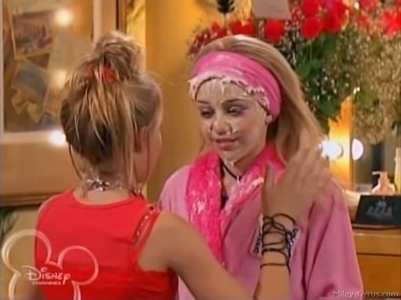 miley-cyrus_dot_com-hannahmontana-ep1caps420 - Hannah Montana episode 01 - Lilly do you want to know a secret