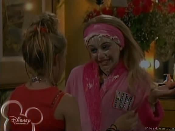miley-cyrus_dot_com-hannahmontana-ep1caps427 - Hannah Montana episode 01 - Lilly do you want to know a secret