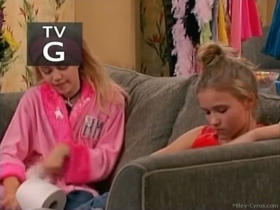 miley-cyrus_dot_com-hannahmontana-ep1caps428 - Hannah Montana episode 01 - Lilly do you want to know a secret