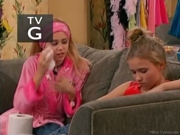 miley-cyrus_dot_com-hannahmontana-ep1caps430 - Hannah Montana episode 01 - Lilly do you want to know a secret