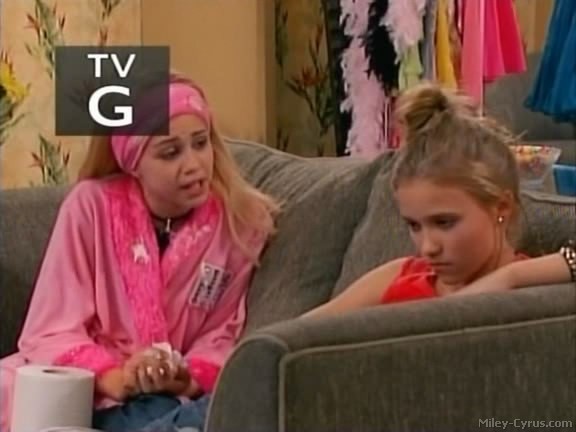 miley-cyrus_dot_com-hannahmontana-ep1caps433 - Hannah Montana episode 01 - Lilly do you want to know a secret